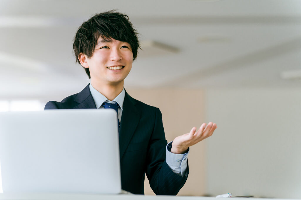 ミーティングで発言するビジネスマン