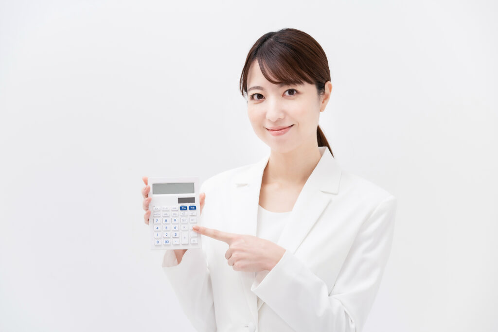 計算機を持つスーツ姿の女性
