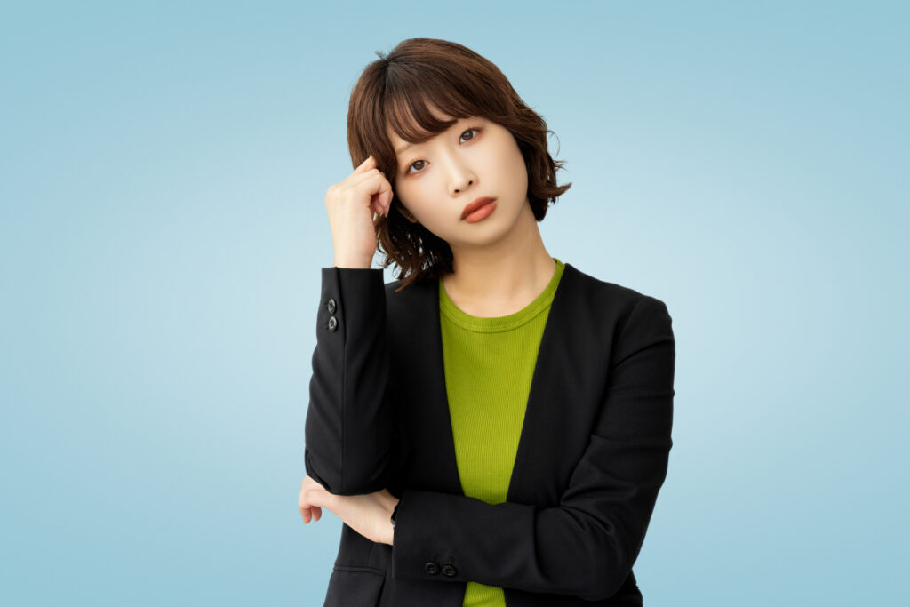 考えごとをするビジネスウーマン