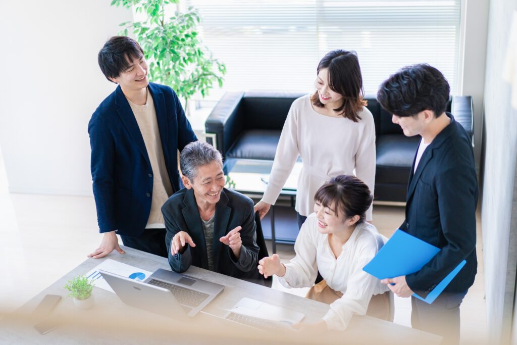 会話を楽しむビジネスマン
