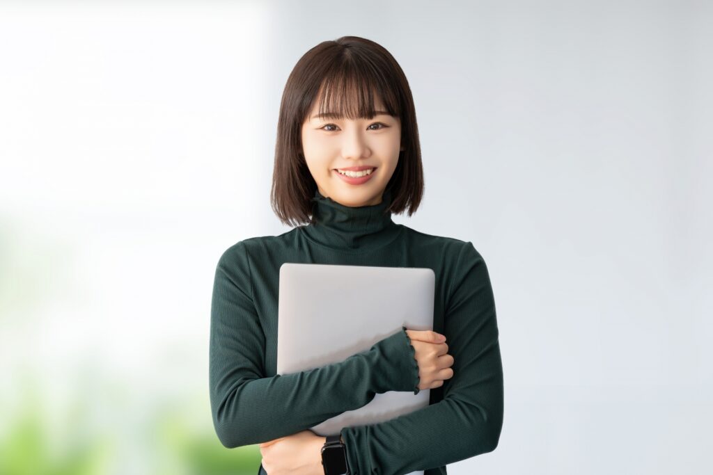 ノートパソコンを持つ女性