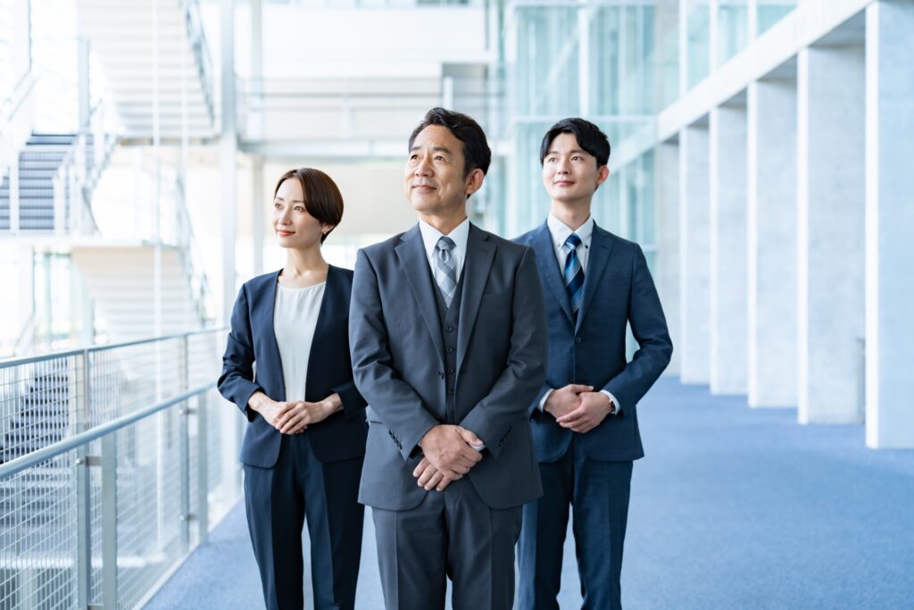 空を見上げるビジネスマン3人