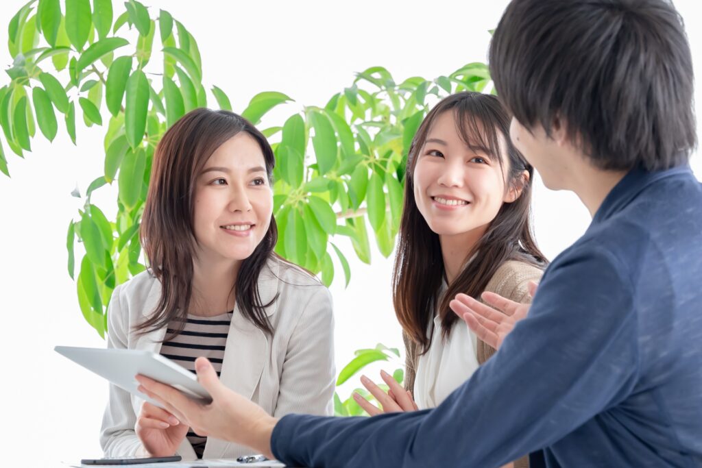 笑顔で会議をする3人