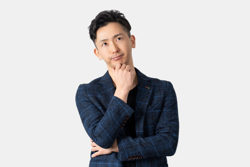 真剣な表情で考える男性