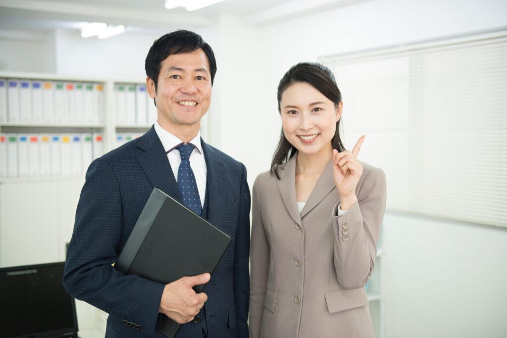 スーツ姿の男女