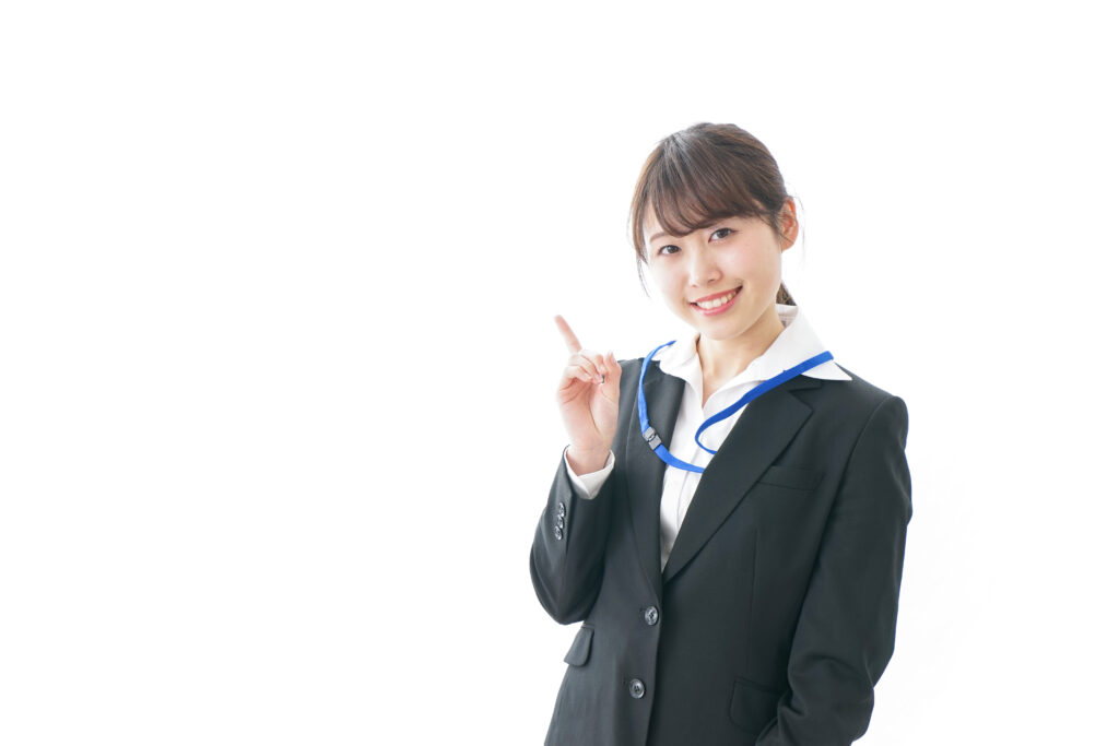 指差す若い女性
