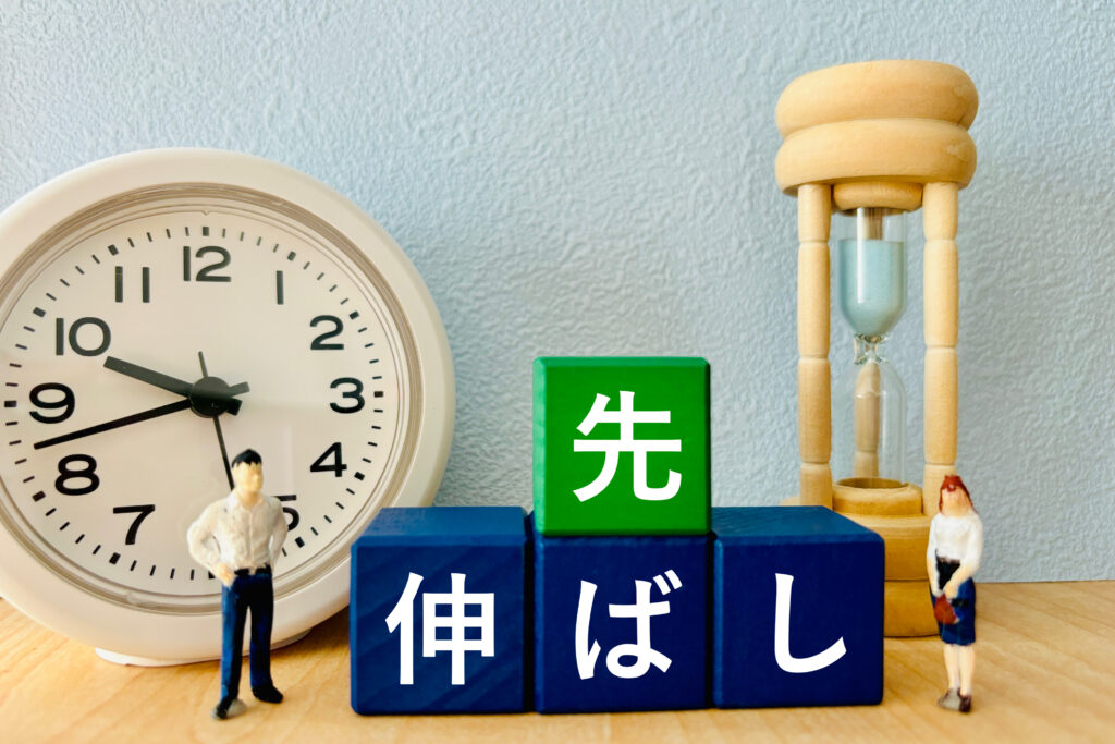 仕事を先延ばしにするビジネスマン