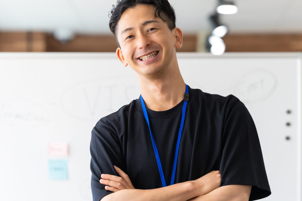 腕組みをする笑顔の男性ビジネスマン