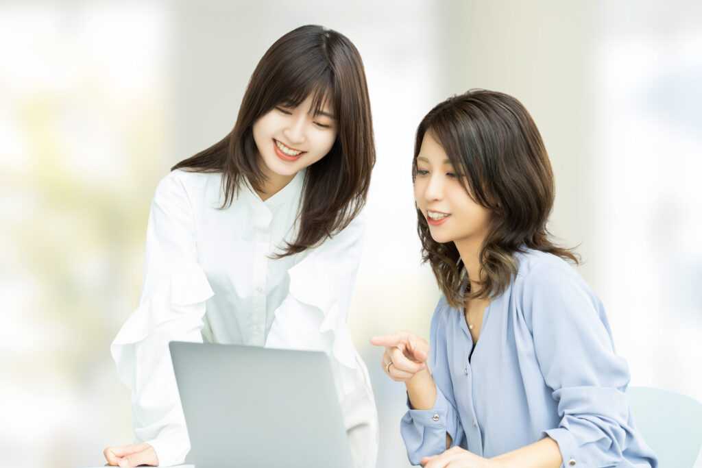 ミーティングをする2人のビジネスウーマン