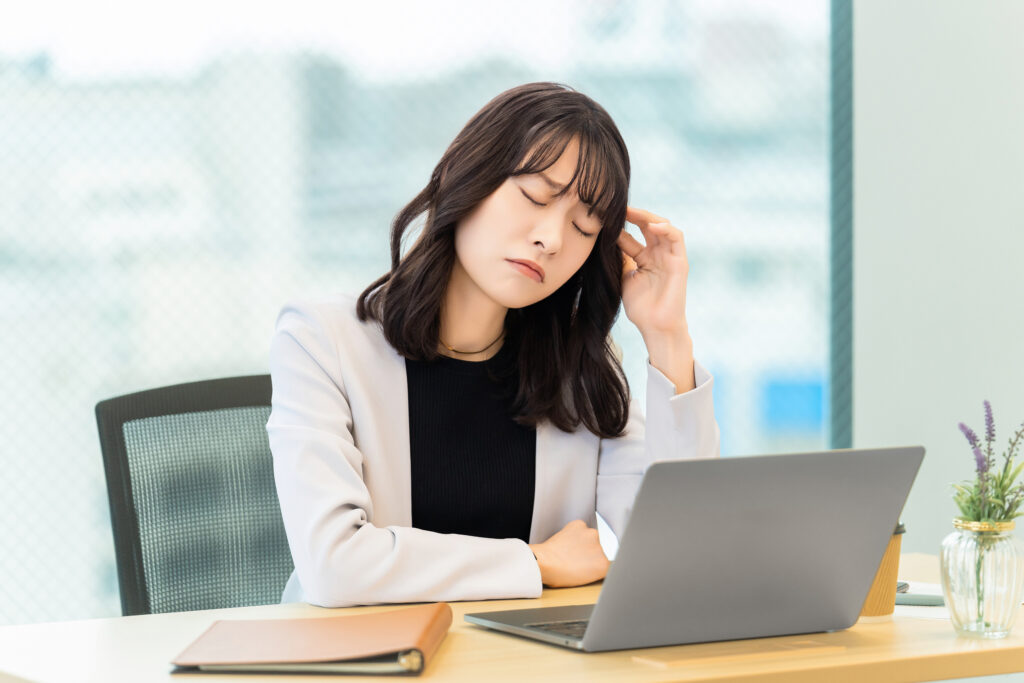 悩む女性