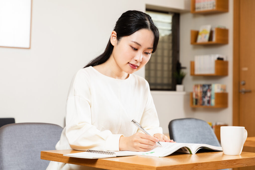 試験勉強をする女性