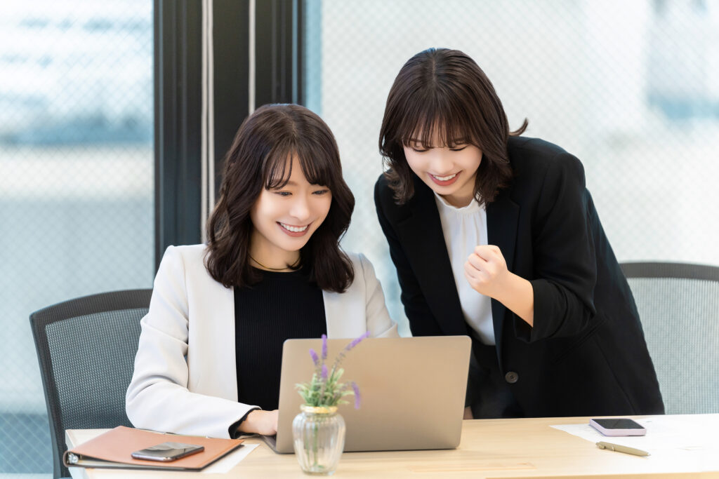 パソコン見る女性