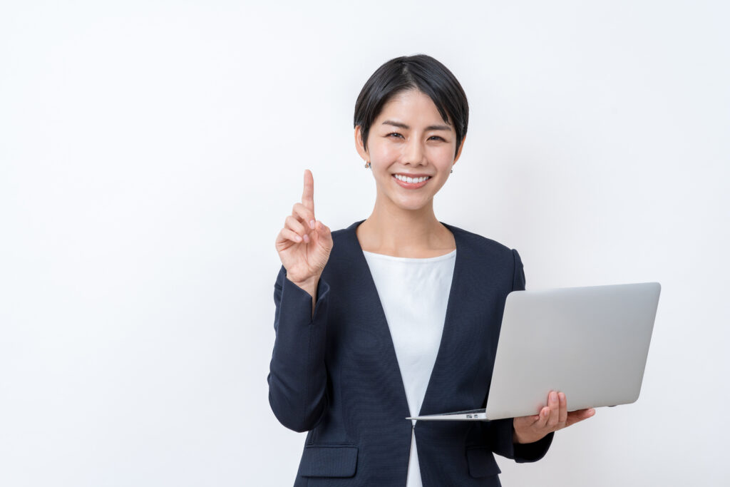 提案するビジネスパーソンの女性。