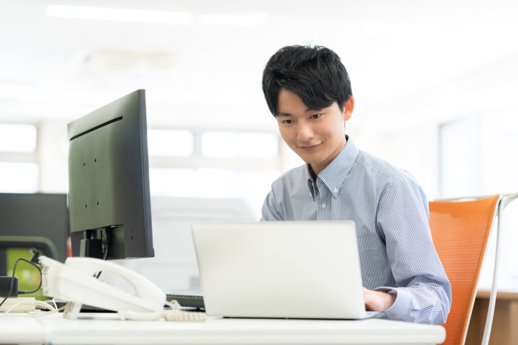 パソコンを操作する男性