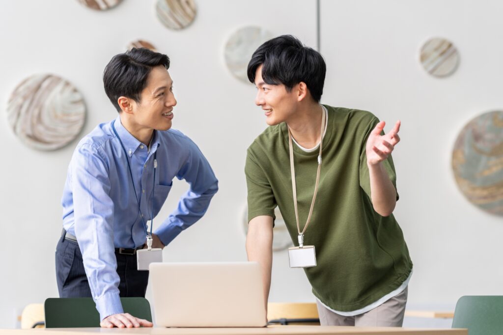 話し合う男性