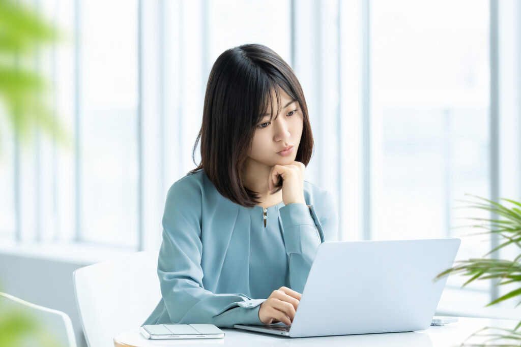 考える女性