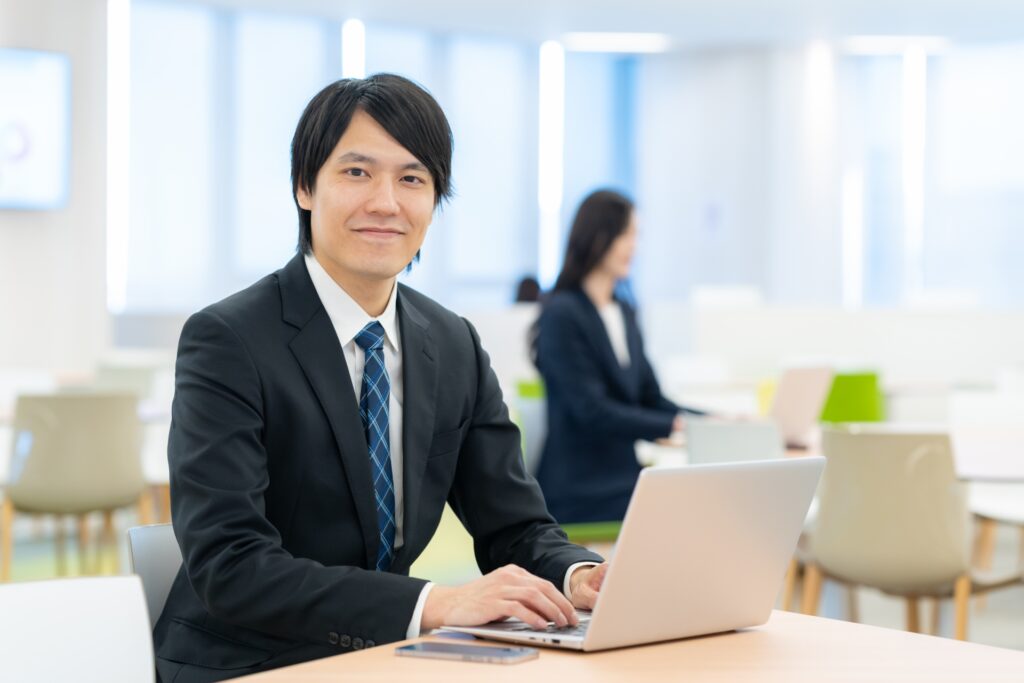パソコンに向かう笑顔を男性