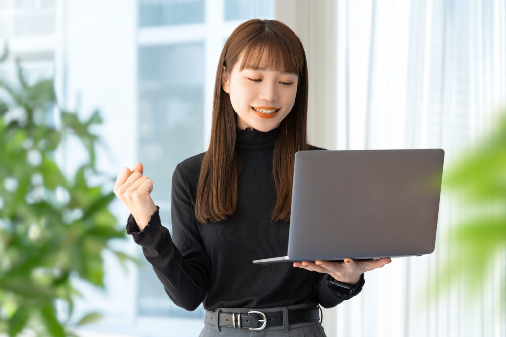 ガッツポーズをする女性