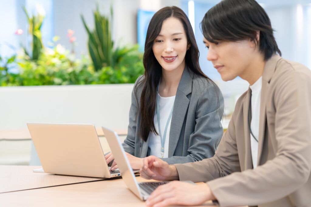 話し合いながら進める男女