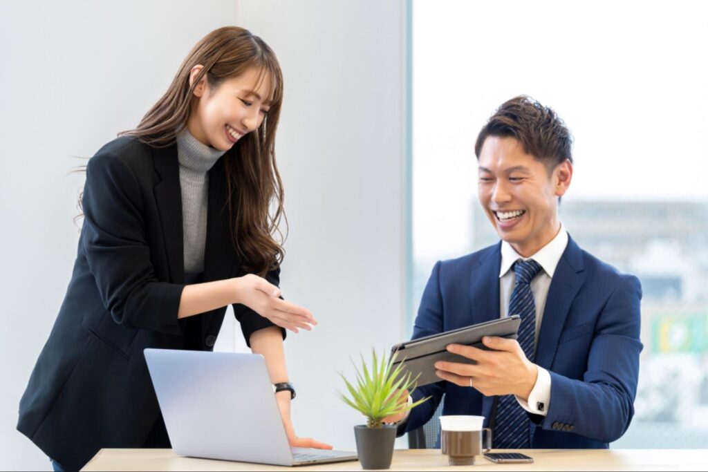 打ち合わせをするビジネスマン