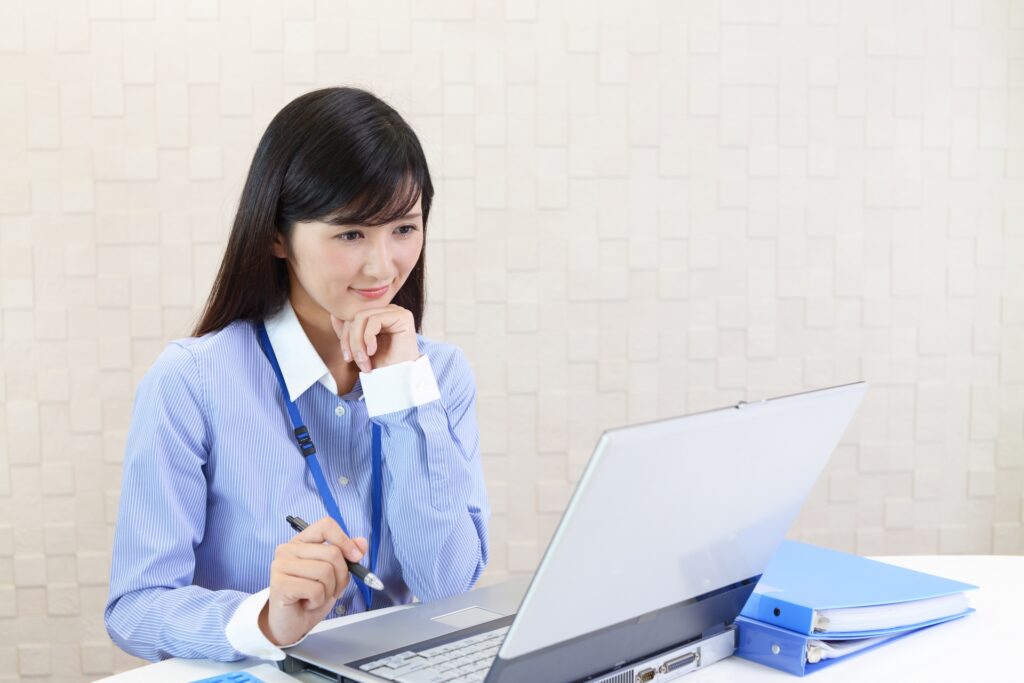 パソコンで作業をする女性