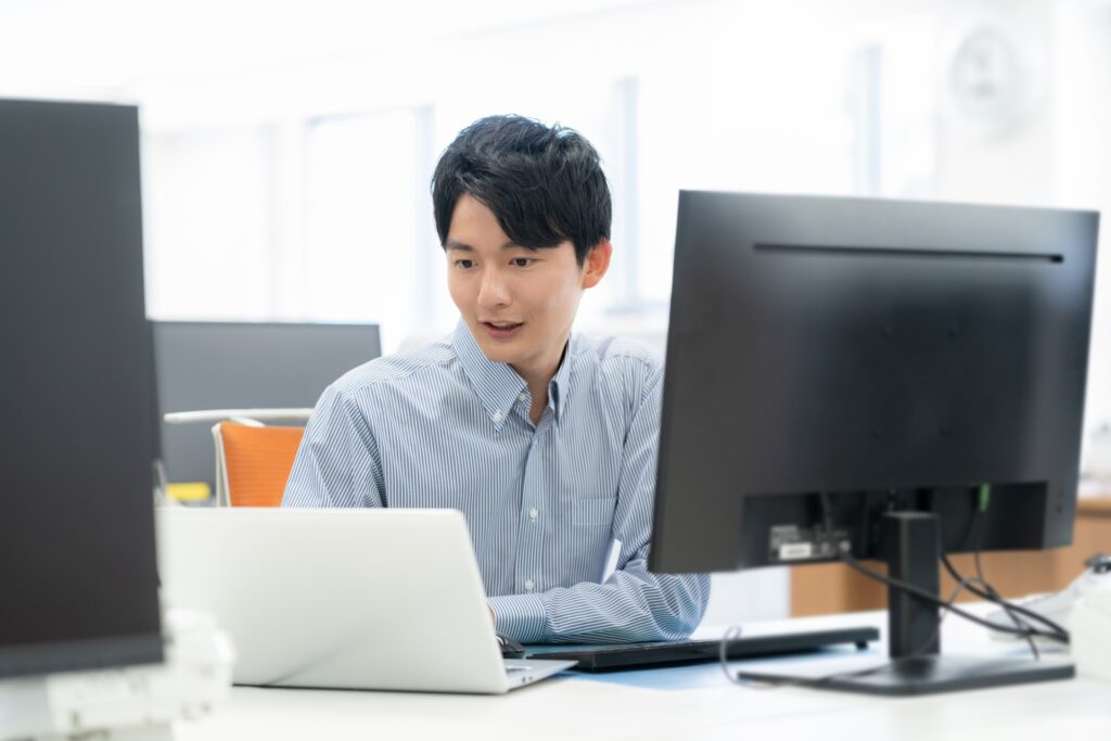 オフィスで働くエンジニア