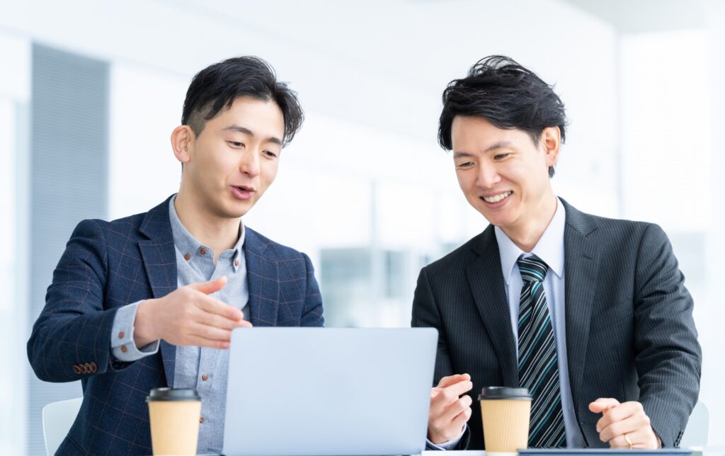 打ち合わせをするエンジニア