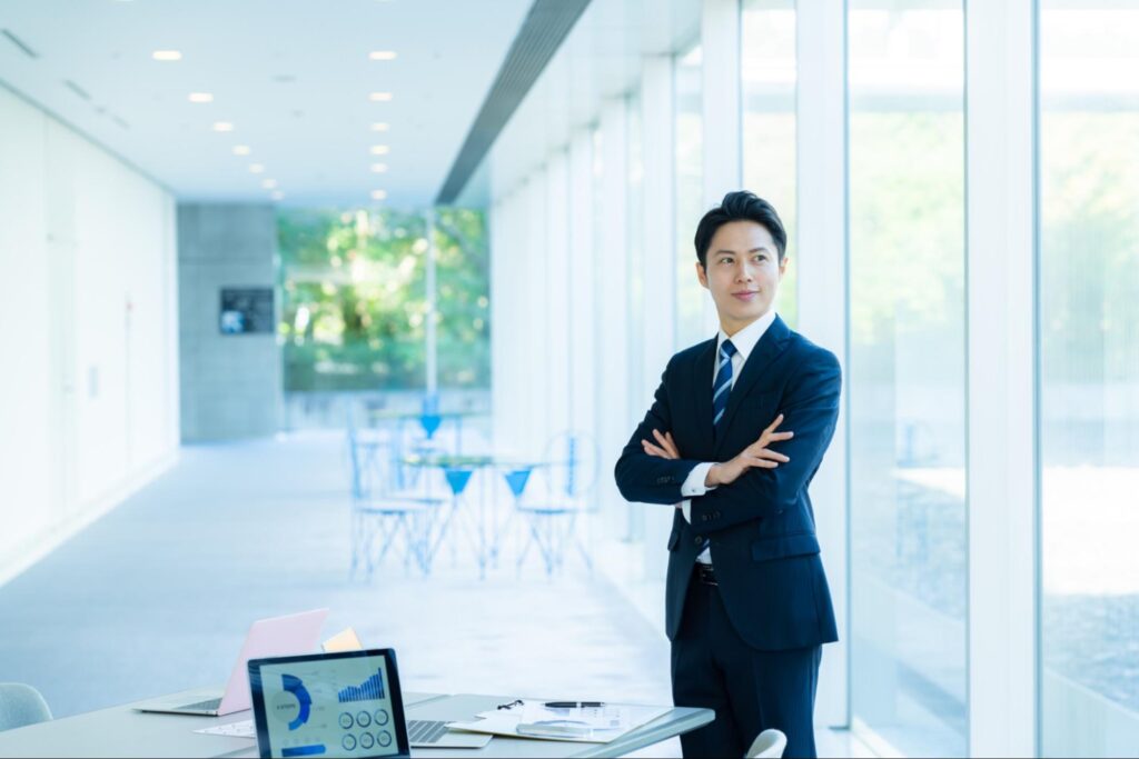 腕を組むビジネスマン