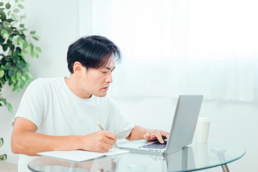 パソコンを使って勉強をする男性