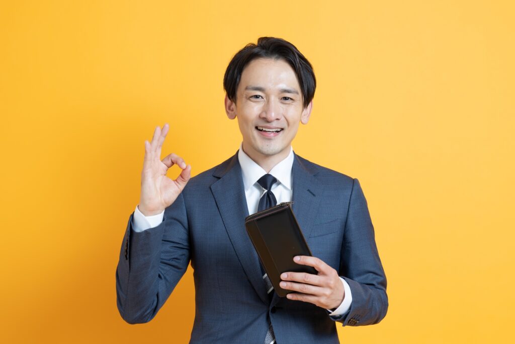 OKサインを出すビジネスマン