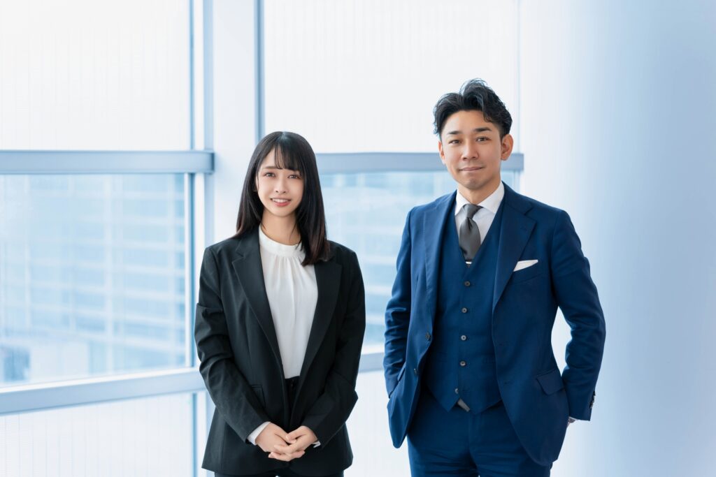 オフィスで並んで立つ上司と部下