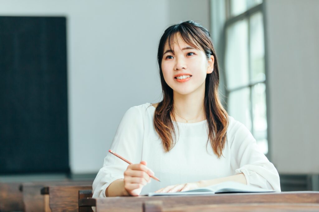 勉強する女性