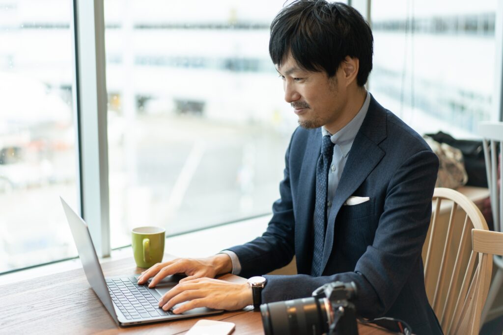 パソコンをタイピングするビジネスマン