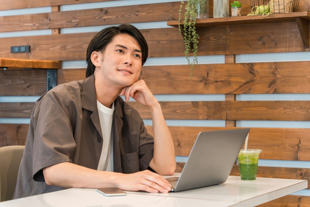 カフェでノートパソコンを使うエンジニア