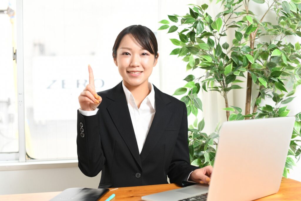 スーツ姿の女性