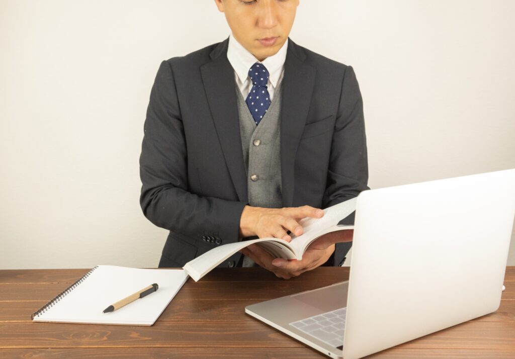 書類を読む男性