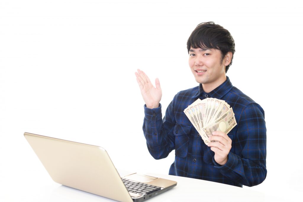 お金を持つ男性