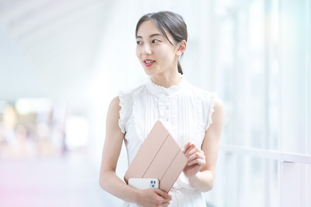 パソコンを持つ女性
