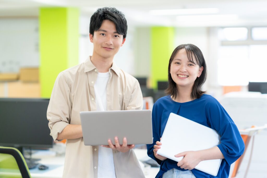 オフィスで働く男女のビジネスマン