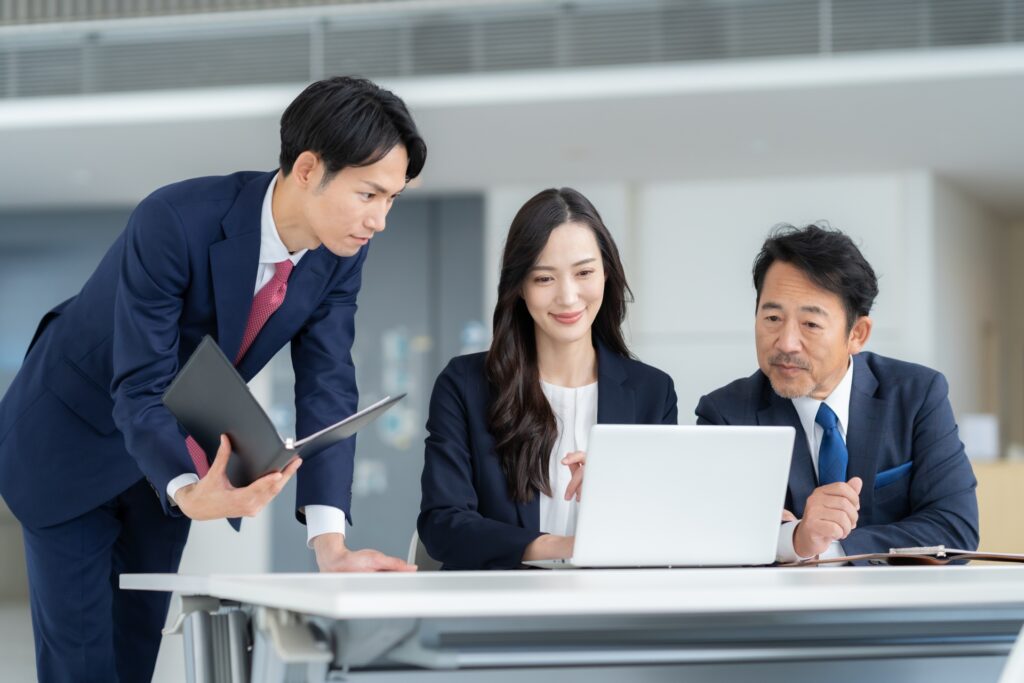 オフィスで会議をする男女のビジネスマン