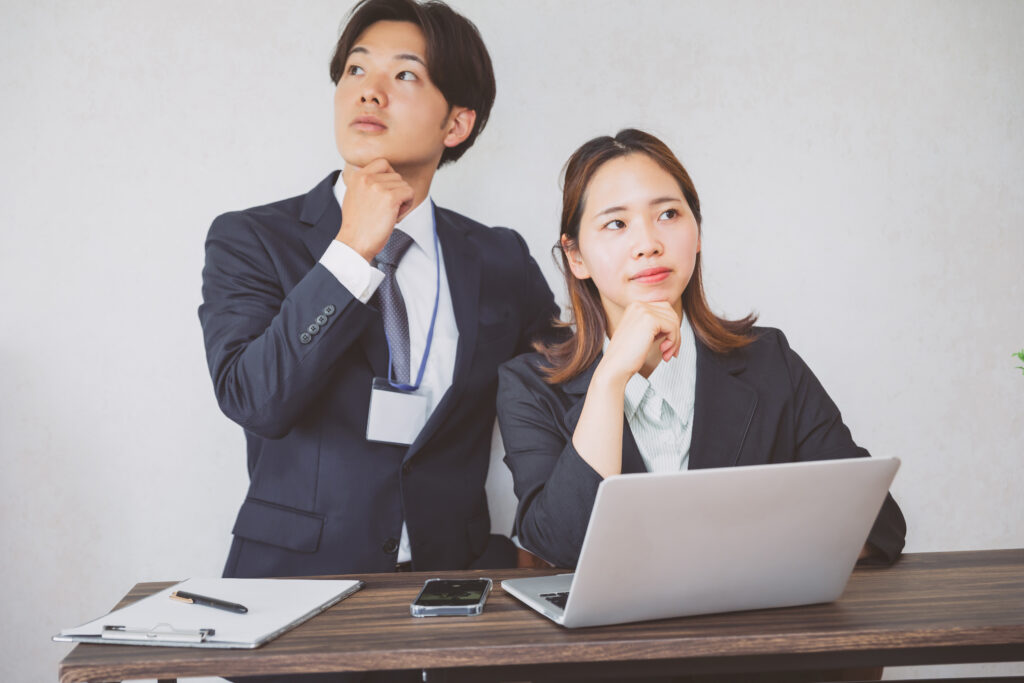 悩む男女のビジネスマン