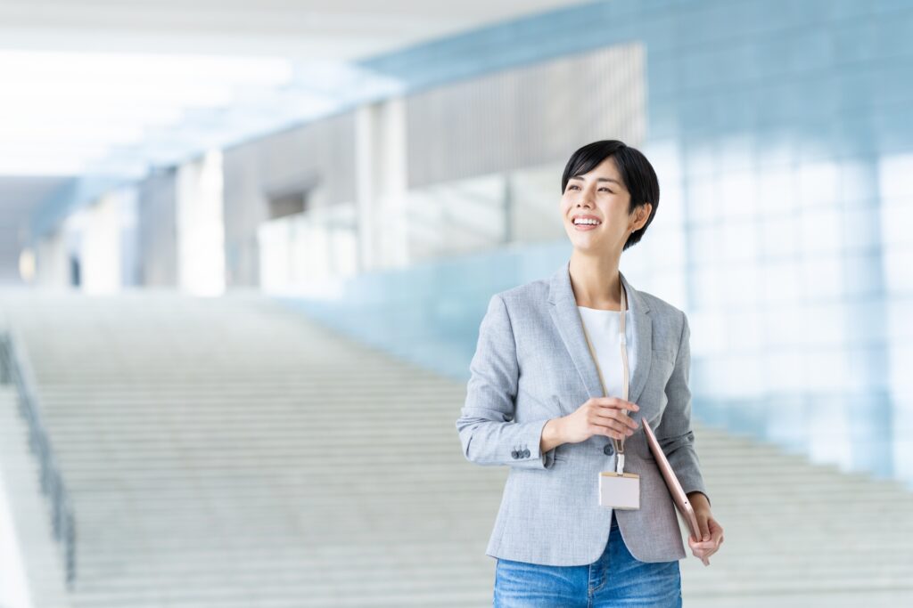 階段を降りる女性
