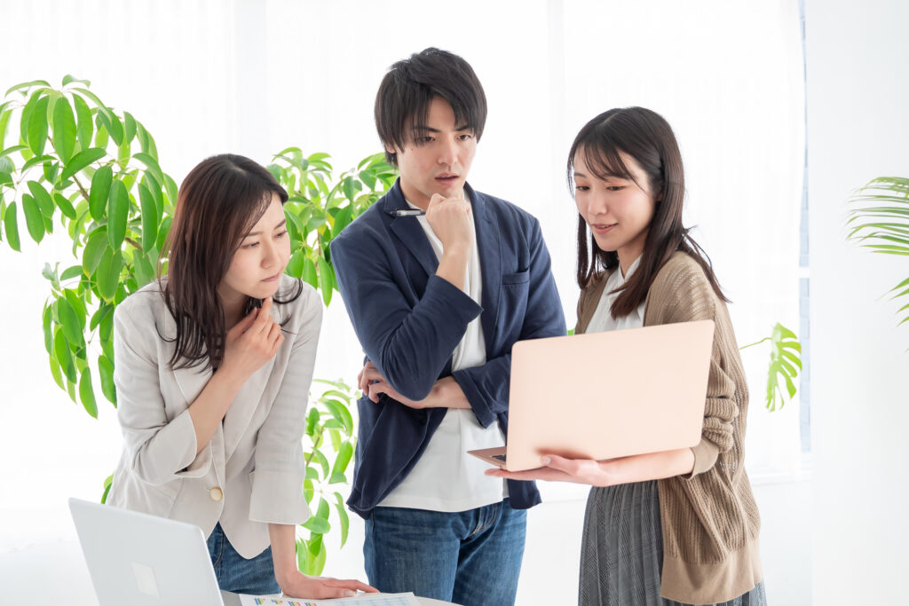 会議中のビジネスパーソン