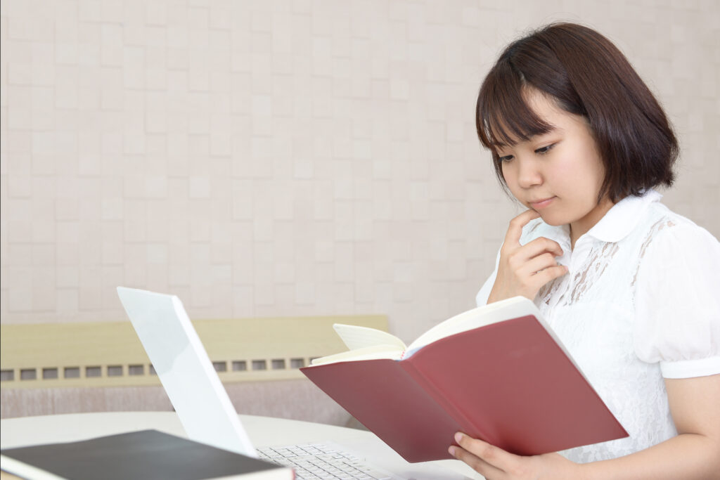 ノートを確認する女性