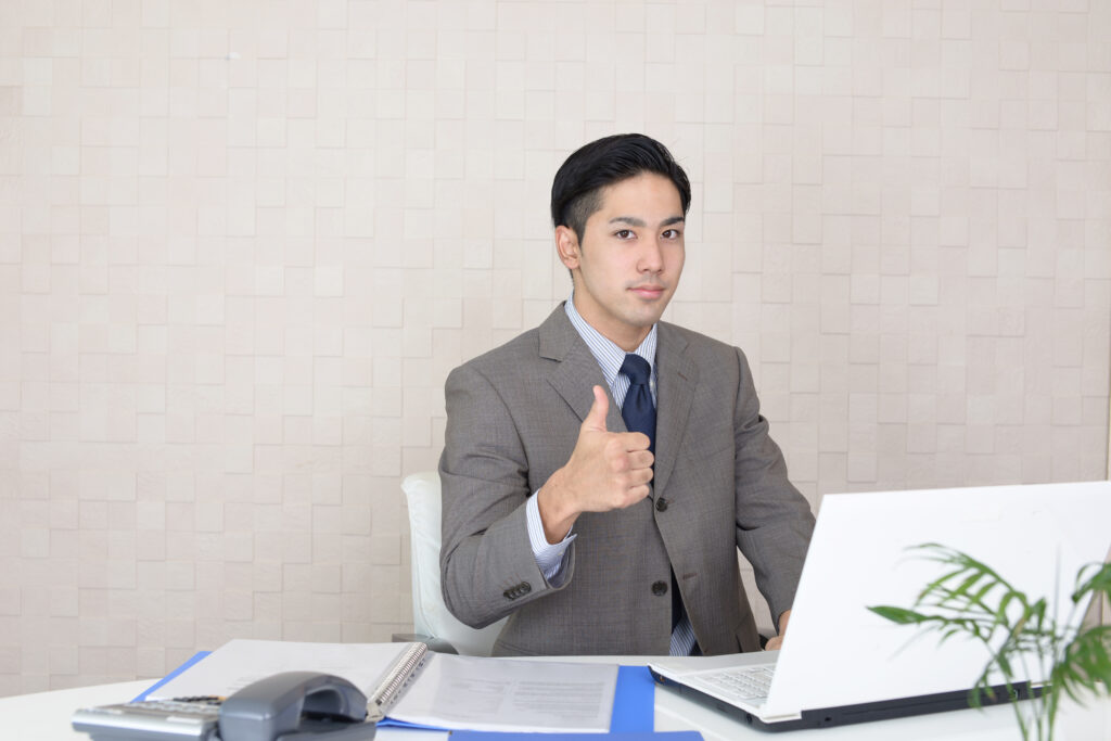 パソコン作業をする男性社員