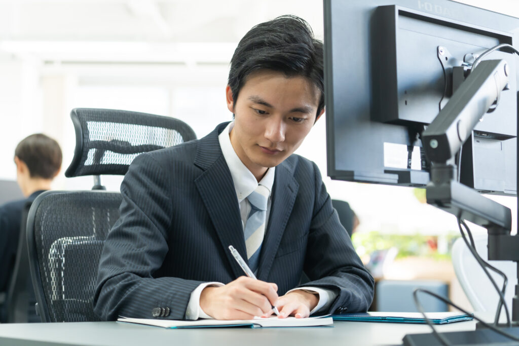 勉強する男性