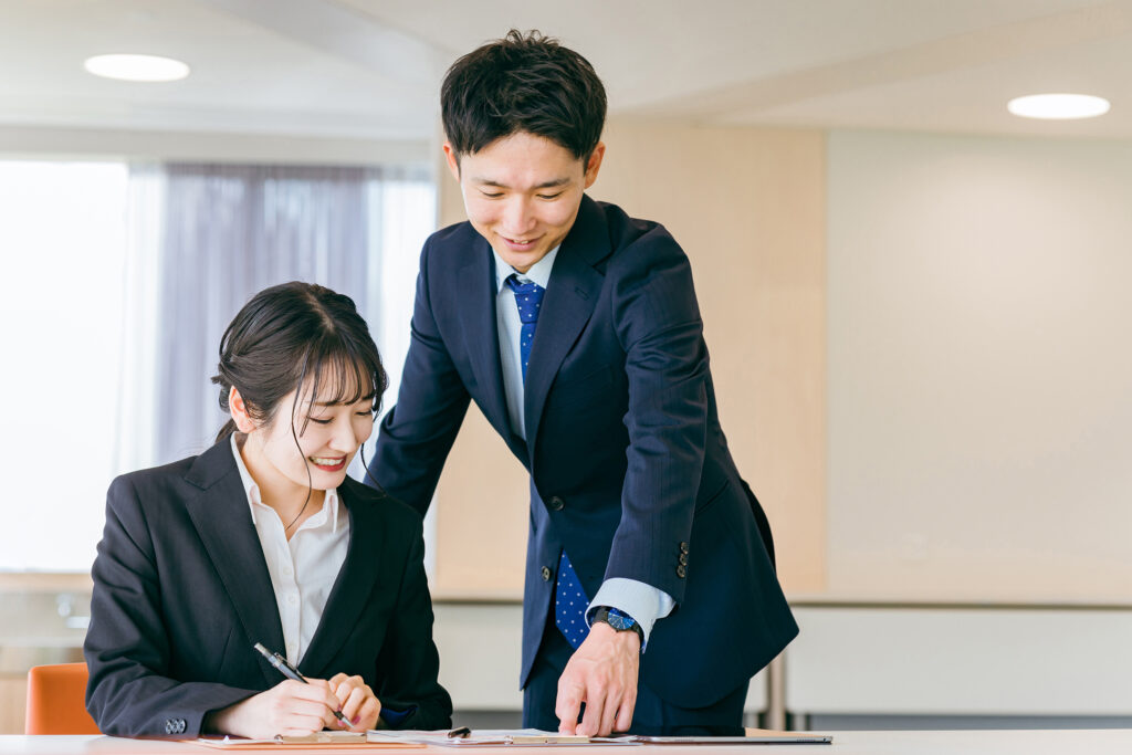 ビジネスウーマンと講師