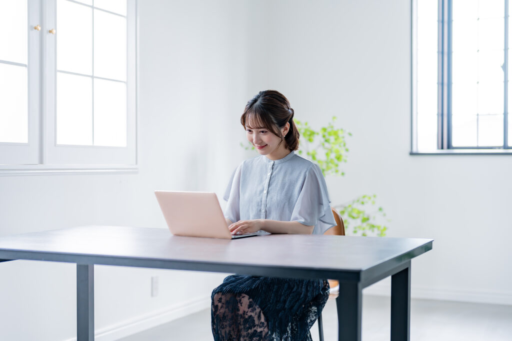 パソコン作業をする若い日本人女性
