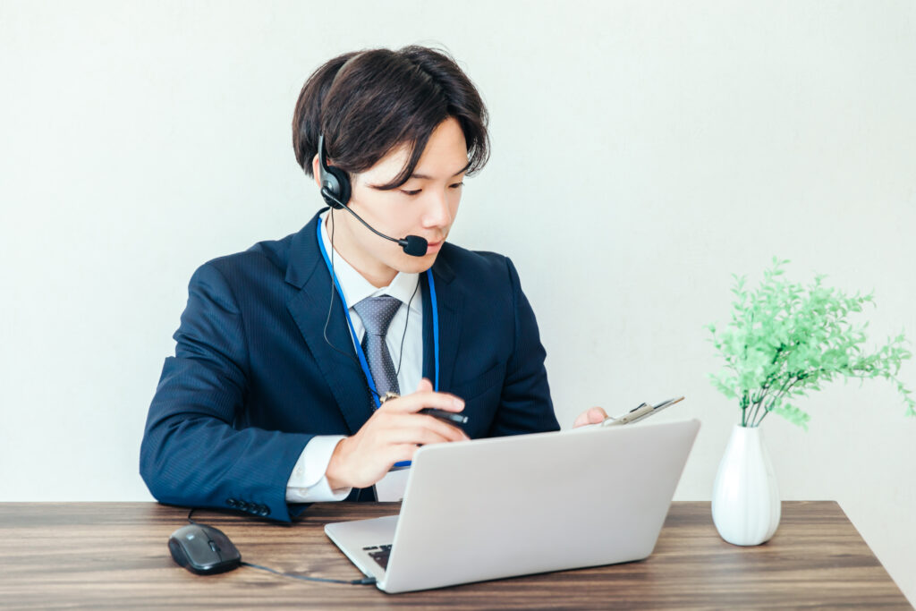 ビデオ通話しながら仕事するビジネスマン