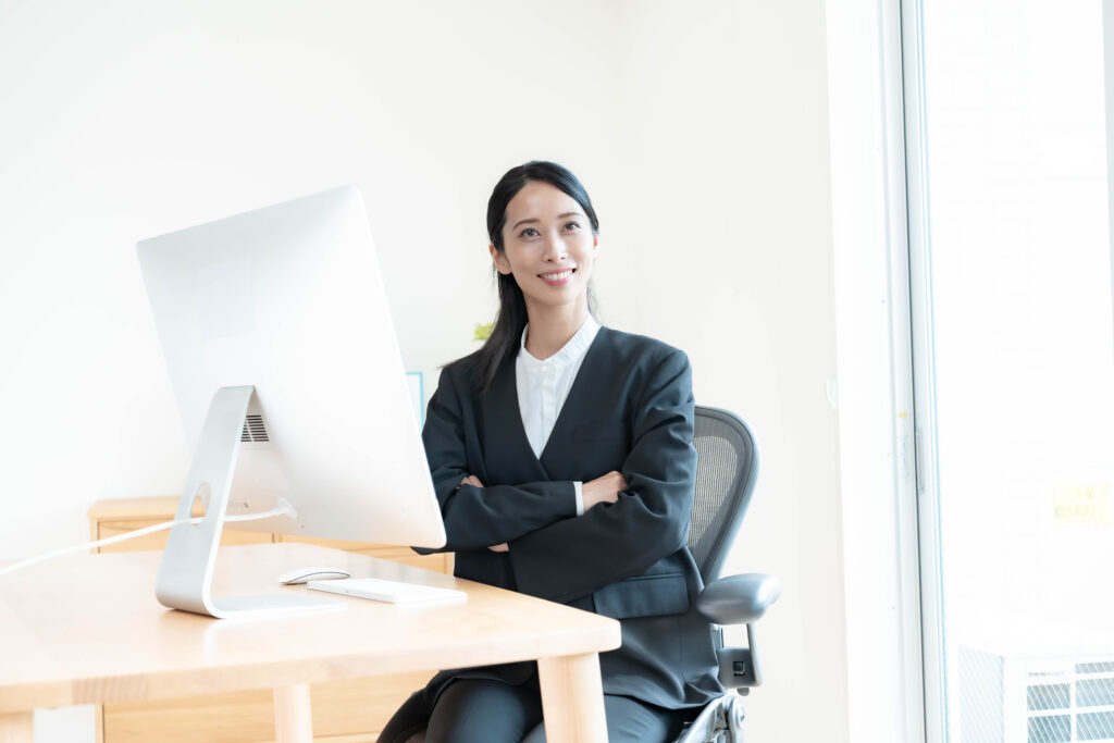腕組をするスーツを着た女性